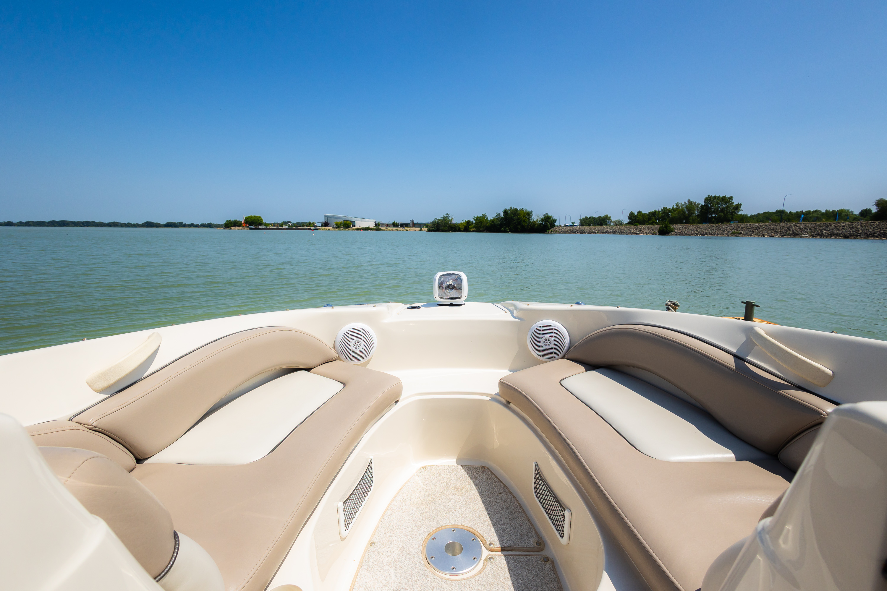 Adrenalínová jazda rýchlym člnom Sea Ray 200 Sundeck v Bratislave